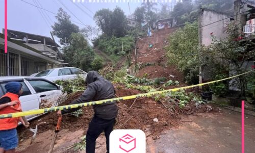 Rescatan a personas en deslave en colonia Dolores Hidalgo