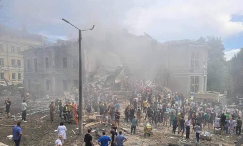 Rusia destruye hospital infantil y deja decenas de muertos en ataque a Kiev