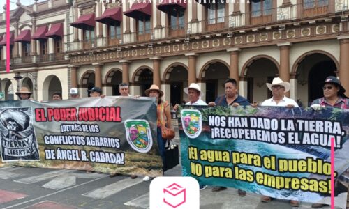 Ejidatarios de Ángel R. Cabada se manifiestan en Plaza Lerdo