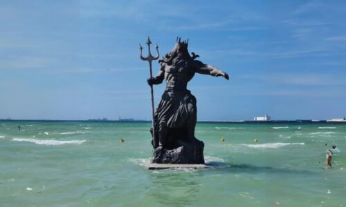 Polémica estatua de Poseidón en Progreso: Obra turística clausurada por falta de permisos ambientales