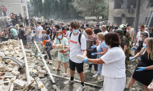 Confusión y tragedia: Hospital infantil de Ohmatdyt destruido en ataque en Ucrania
