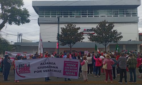 Xalapeños se manifiestan contra la sobrerrepresentación en la cámara de diputados