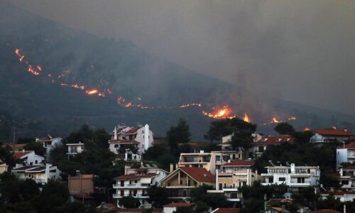 Incendios forestales devastan comunidades cercanas a Atenas