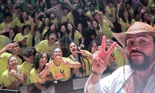 Bad Bunny sorprende a jóvenes en el campamento ‘Un Verano Contigo’