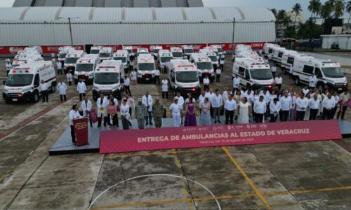 Cuitláhuac García entrega 35 ambulancias más para el bienestar de la población