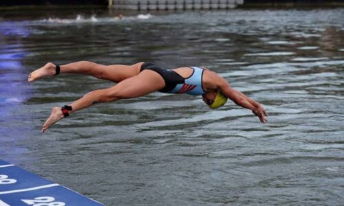 Triatleta belga cae enferma tras competir en aguas del Sena en París