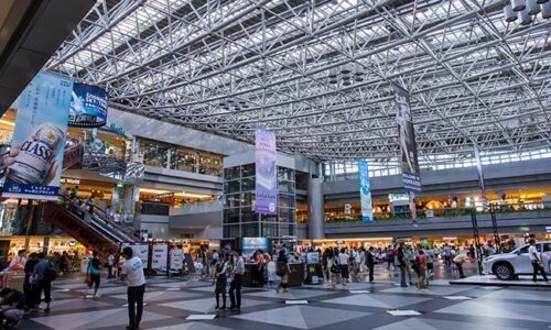 Un par de tijeras paraliza el aeropuerto de Chitose: Cientos de pasajeros afectados