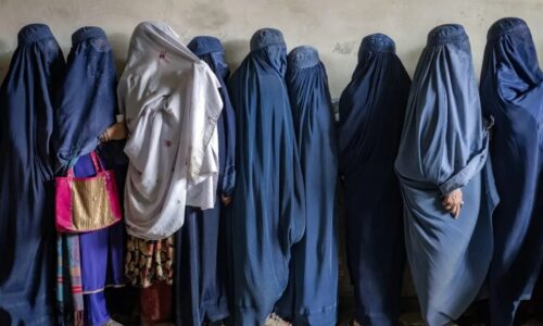 Talibanes prohíben las voces de las mujeres en Afganistán