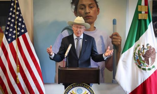 Ken Salazar critica la reforma judicial de AMLO; Claudia Sheinbaum responde