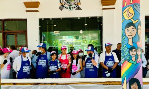 Tlalixcoyan rompe récord del queso más grande de México, con queso fresco de 45 metros