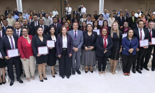 Asiste Rocío Nahle a ceremonia de clausura de primera especialidad en Derecho Anticorrupción