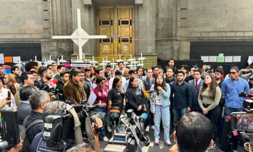 Jóvenes exigen Reforma al Poder Judicial; clausuran simbólicamente la Suprema Corte
