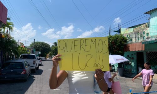 Vecinos bloquean calle en Boca del Río tras cinco días sin luz