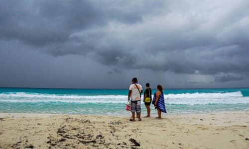 Tormenta Tropical John y Huracán Helene acechan costas de México con lluvias torrenciales