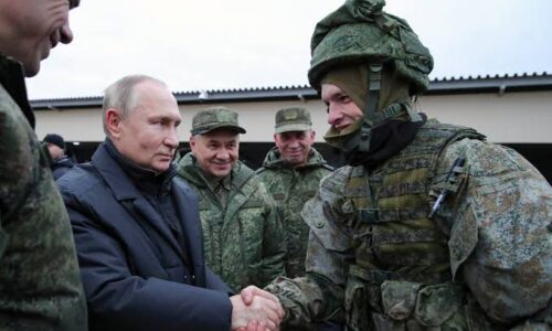El Kremlin intensifica esfuerzos para reclutar soldados y aumentar la natalidad en Rusia