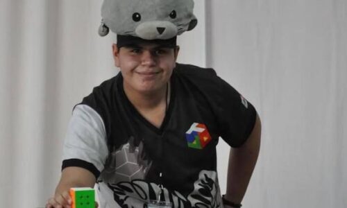 Joven mexicano establece récord al armar un cubo de Rubik 2×2 en menos de dos segundos