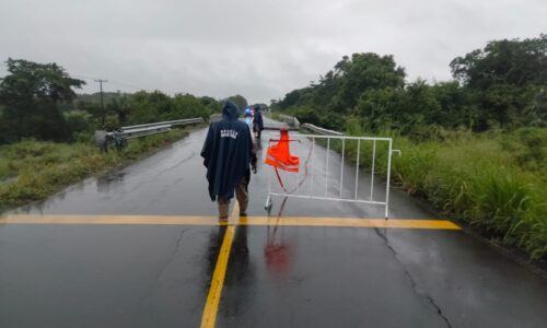 Clausuran entrada principal a Tlalixcoyan por erosión en puente Pozuelos