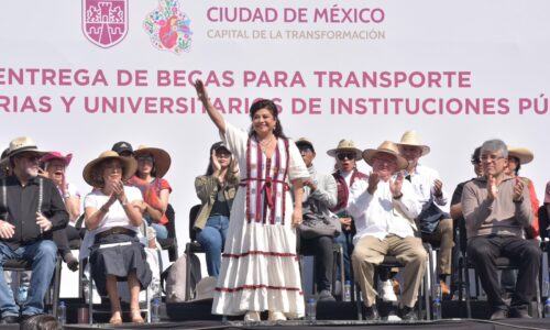 Clara Brugada lanza programa de becas de transporte para universitarios
