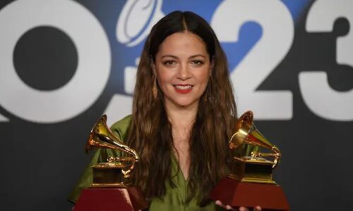 Natalia Lafourcade hace historia en los Latin Grammy y supera a Shakira