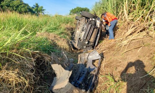 Por esquivar bache mujer vuelca automóvil y se fractura brazo