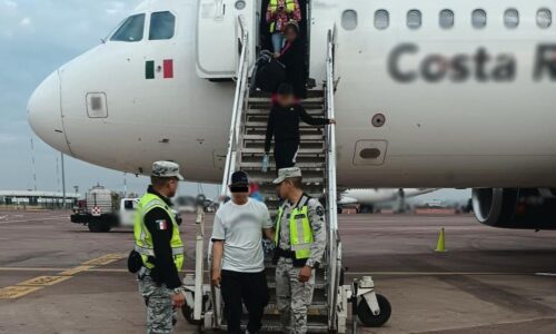 En Jalisco, un hombre que alteró el orden al interior de un avión que viajaba rumbo a Tijuana fue detenido