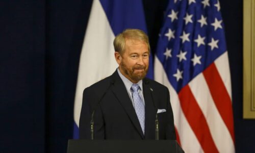 Trump nombra a Ronald Johnson como próximo embajador en México