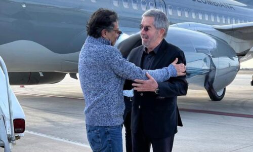 Gustavo Petro llega a México para reunirse con Claudia Sheinbaum