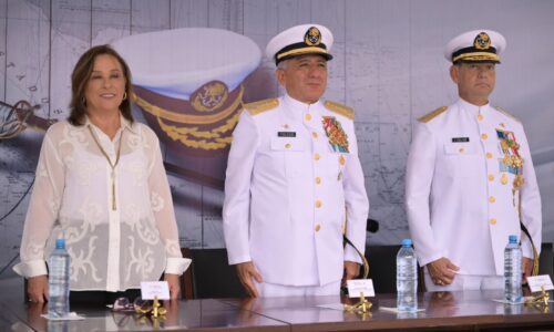 Rocío Nahle participó en el cambio de mando de la Primera Región Naval