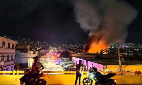 Incendio arrasa con 41 puestos en el Mercado Central de Acapulco durante Navidad