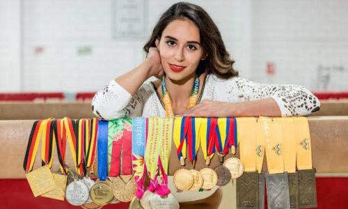Elsa García, exgimnasta olímpica, en el centro de la polémica por trato a la bandera mexicana