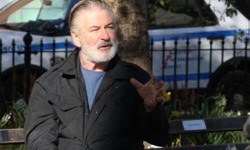 Alec Baldwin demanda a fiscales por caso ‘Rust’