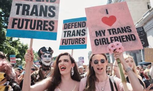 Trump promete restringir derechos trans y diversidad en su regreso a la presidencia