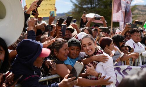 PRESIDENTA CLAUDIA SHEINBAUM DA BANDERAZO DE SALIDA A LA COMISIÓN EL GENERAL LÁZARO CÁRDENAS DEL RÍO PARA LA MIXTECA OAXAQUEÑA