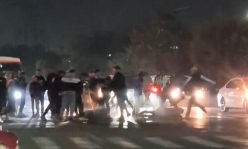 Aficionados de Rayados golpean brutalmente a un menor y a su padre
