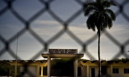 Trump ordena enviar a inmigrantes a Guantánamo: “No los queremos de regreso”