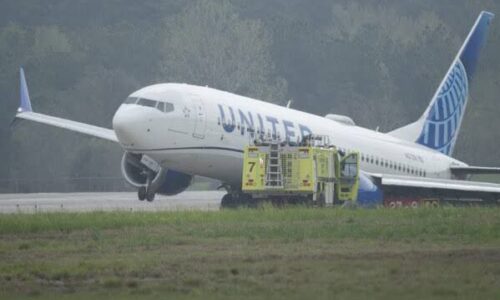 Avión de United Airlines se incendia durante despegue en Houston
