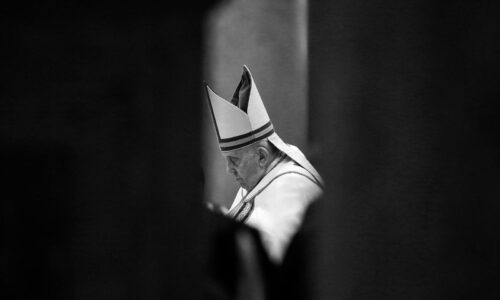 El papa Francisco sigue hospitalizado y cancela su agenda