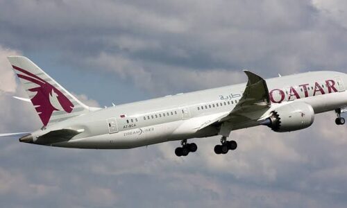 Qatar Airways bajo críticas por manejo de pasajera fallecida en pleno vuelo