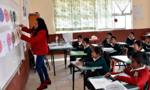 Sheinbaum propone reducir la edad de jubilación para maestros