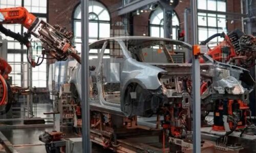 Trump impone aranceles del 25% a autos extranjeros