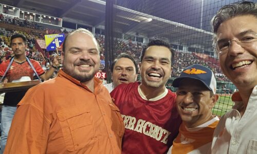 Máynez ya se cree jarocho, baila las de Nelson Kanzela y disfruta el triunfo del Águila