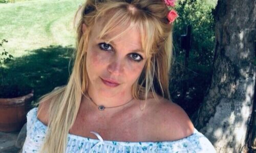 Britney fuma en pleno vuelo y recibe advertencia