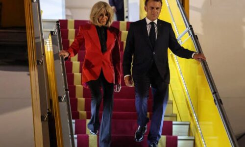 ¿Cachetada o broma? Macron responde