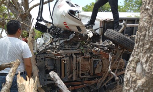 PC de Alvarado rescata a conductor prensado tras volcadura en carretera federal 180