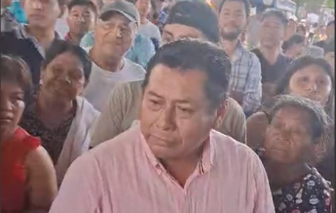 Graban a director de PC de Tatahuicapan agrediendo a ciudadana durante manifestación