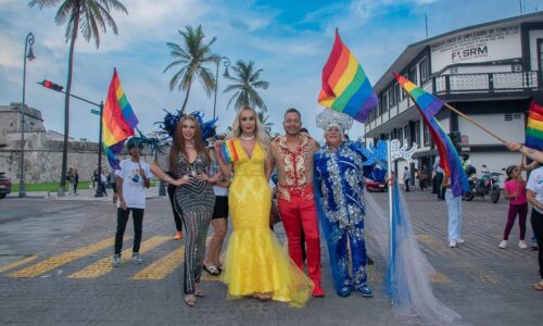 Namiko Matzumoto corona a Reina Trans del Carnaval de Veracruz