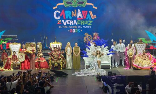 Rocío Nahle corona a Adriana Fonseca como Reina del Carnaval de Veracruz 2025