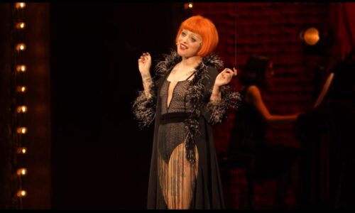Mon Laferte deslumbra en su debut teatral como Sally Bowles en Cabaret