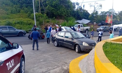 Bloquean carretera Federal en Totutla tras desaparición de niña de 16 años