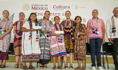 PRESIDENTA CLAUDIA SHEINBAUM ENTREGA CRÉDITOS A LA PALABRA A MUJERES ARTESANAS DE AMUZGO